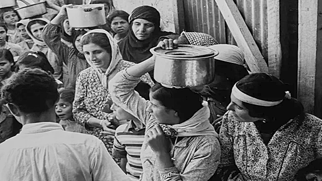 مهاجرون يهود يمنيون يقفون في طابور للحصول على حصصهم الغذائية في مركز استقبال في عتليت، قرب حيفا عام 1950 (غيتي) مهاجرون يهود يمنيون يقفون في طابور للحصول على حصصهم الغذائية في مركز استقبال في عتليت، قرب حيفا عام 1950 (غيتي)